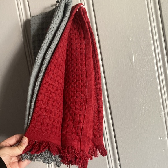 NWT- Gray Making Spirits Bright Farmtruck & Solid Red Waffle Knit- Towels 18x28 - Picture 6 of 17